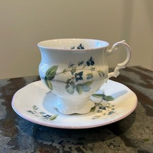 Elizabethan Staffordshire Bone China Teacup/Saucer